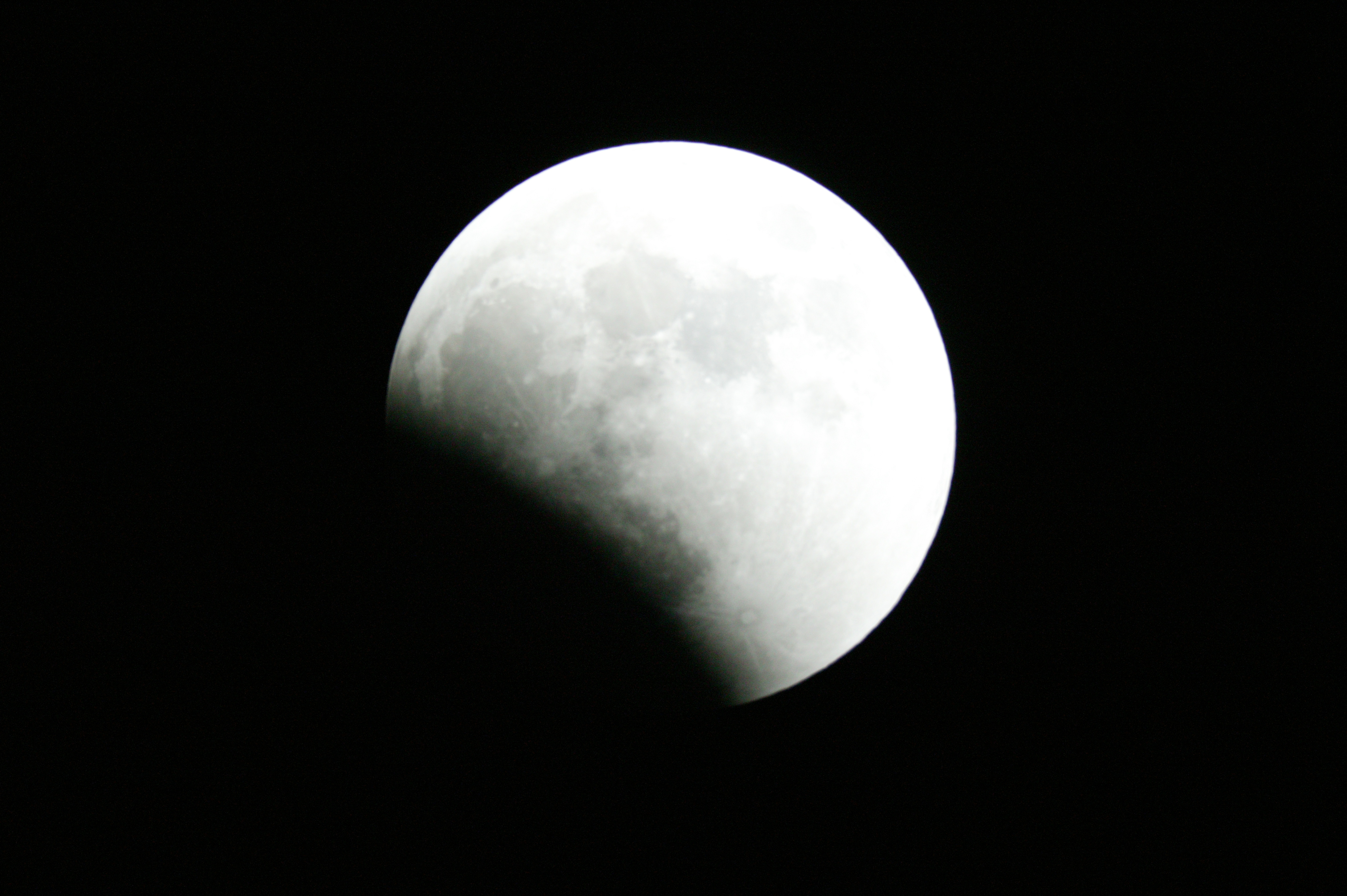 Лунное затмение 2025. Лунное затмение. Частичное лунное затмение. Луна на востоке. Частичное теневое затмение.